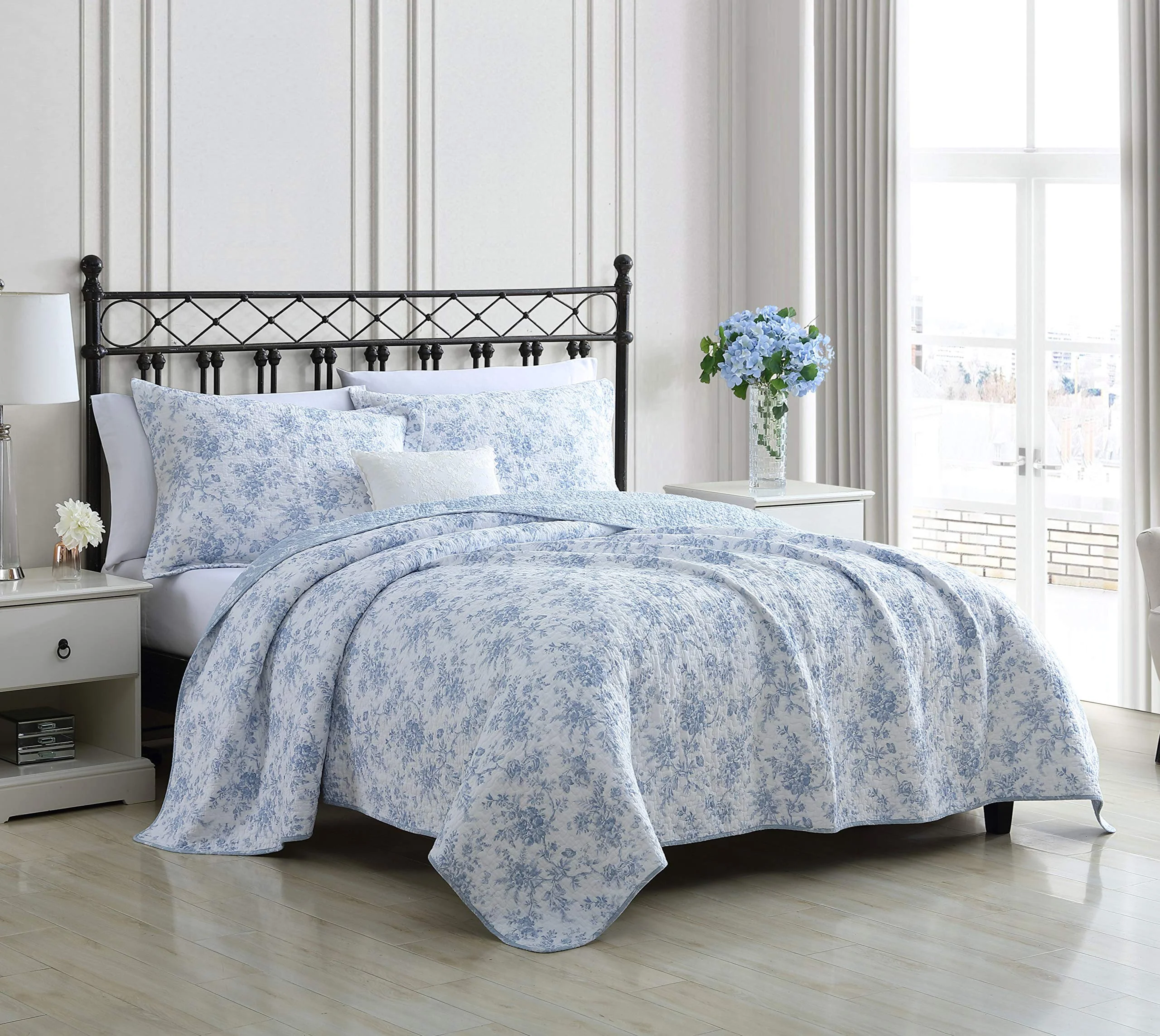 Laura Ashley Home - Queen Quilt Set, Reversible Floral Cotton Bedding With Matching Shams, Home Decor For All Seasons (Walled Ga
